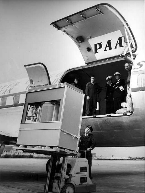 5 megabyte tárhelyű merevlemez berakodása egy repülőbe1956